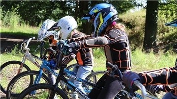 Kinder mit Schutzkleidung auf Fahrrad