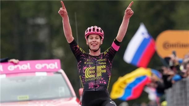 Beim Giro 2024: Georg Steinhauser bejubelt seinen ersten Etappensieg.