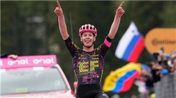 Beim Giro 2024: Georg Steinhauser bejubelt seinen ersten Etappensieg.