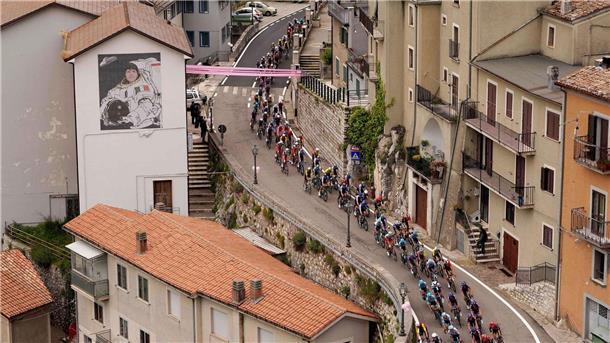 Massensturz beim Giro d’Italia - Ex-Sieger muss aufgeben Beim Giro d’Italia kam es auf der sechsten Etappe zum Massensturz.