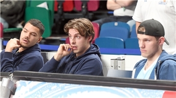Beim Heimspiel gegen die Tigers Tübingen mussten (von links) Jarelle Reischel, Lennard Larysz und Carlo Meyer zuschauen. Bei einem aus dem Eisbären-Trio stehen die Chancen für ein Comeback gegen Quakenbrück aber gut.
