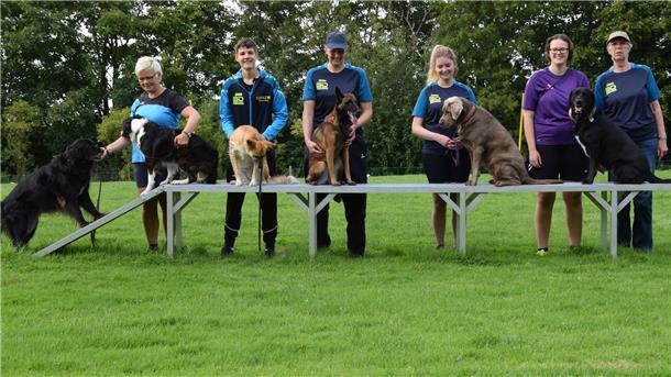 Es sind die Mitgliederinnen des Hundevereins Nordenham zu sehen, die in einer Reihe stehen. 