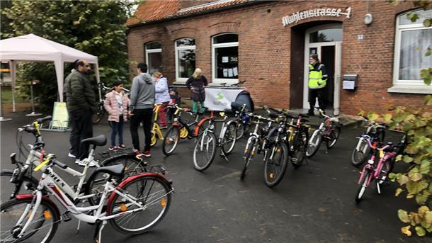 Beim jüngsten Fahrradtag des Nachhaltigkeitsvereins „Neue Pfade“ in Nordholz fanden rund 30 reparierte Räder neue Besitzer.