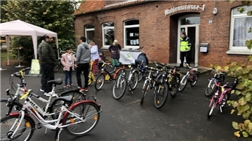 Beim jüngsten Fahrradtag des Nachhaltigkeitsvereins „Neue Pfade“ in Nordholz fanden rund 30 reparierte Räder neue Besitzer.