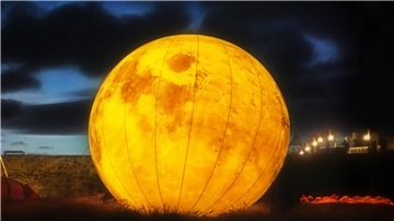 Beim Lichterfest an der Braker Kaje wird auch ein vier Meter großer Mond auf dem Boden leuchten.