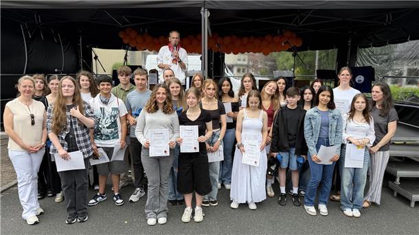 Gruppenfoto mit vielen Künstlern. Beim Matjesfest wurden die Gewinnerinnen und Gewinner von „Kunst im Rahmen“ geehrt. Die besten Werke zeigt jetzt die Volksbank Zeven.