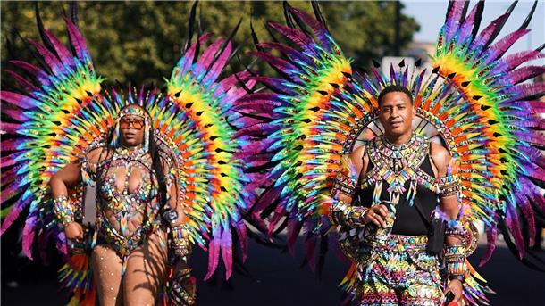 Millionen Menschen feiern Karneval in London Beim Notting Hill Carnival gibt es bunte Kostüme, viel nackte Haut und karibische Rhythmen.