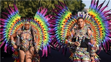 Beim Notting Hill Carnival gibt es bunte Kostüme, viel nackte Haut und karibische Rhythmen.