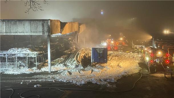 Das Foto zeigt den Brand bei Firma Alga in Sittensen. 