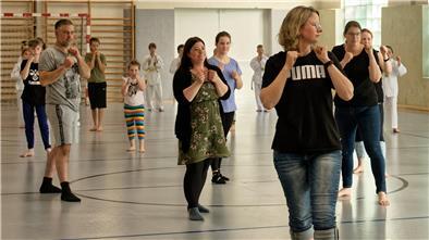 Beim offenen Esdo-Training wurde es voll in der Sporthalle in Stollhamm. Die Kinder durften ihre Familienmitglieder mitbringen. Die nutzten gerne die Gelegeheit, um Esdo selbst einmal auszuprobieren.