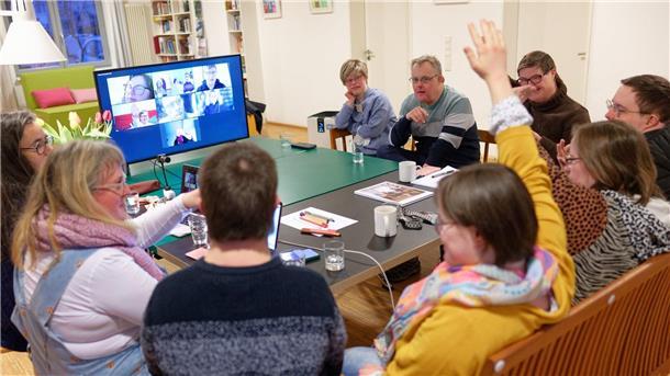 Beim „Ohrenkuss“ haben alle Autorinnen und Autoren das Down-Syndrom und schreiben Texte über Themen aus dem Alltag.