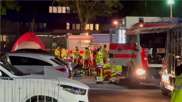 Feuerwerk, Bierdusche, Autokorso: HSV feiert den Aufstieg Beim Platzsturm wurden etliche Fußballfans verletzt.
