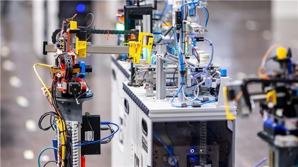 Wettkampf der Roboter Beim „RoboCup“ treten ganz verschiedenen Roboter gegeneinander an.