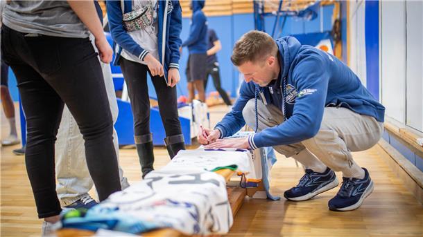 Eisbären werden sich in der Sommerpause personell neu aufstellen Beim Saisonabschluss der Eisbären Bremerhaven waren die Autogramme von Teamoldie Robert Oehle besonders gefragt.