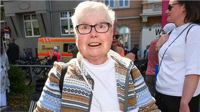 Beim Saisonabschlus der Fischtown Pinguins verschenkt Elfriede Geiß ihren historischen Puck an den Verein.
