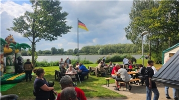Das 90-jährige Jubiläums-Sommerfest des Butjadinger Fischereivereins von 1935 e. V. fand bei idealem Wetter statt.
