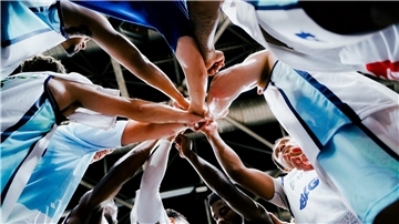 Beim sozialen Markttag ist ein Basketballkorb aufgebaut. Wer gut trifft und ein bisschen Losglück hat, gewinnt Tickets für kommende Spiele der Eisbären Bremerhaven.