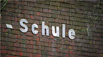 Beim Startchancen-Programm sollen Schulen „mit einem hohen Anteil sozial benachteiligter Schülerinnen und Schüler“ gefördert werden, um den Kindern bessere Bildungschancen zu ermöglichen.
