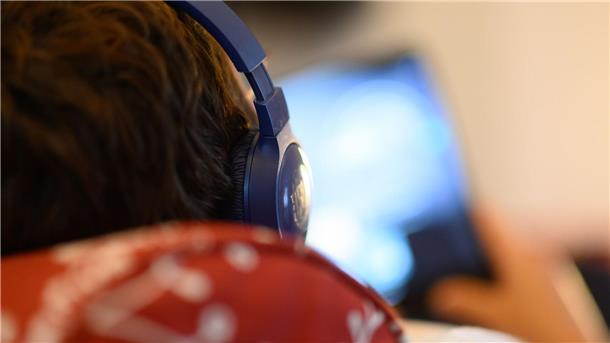 Pünktlich Fernsehen wird weniger Beim Streamen tragen relativ viele Leute auch zu Hause regelmäßig Kopfhörer.