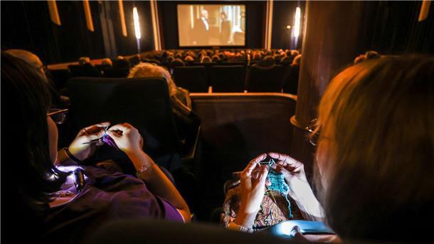 Stricken mit Popcorn - Wie Kinos zum Szene-Treff werden Beim „Strick-Kino“ wie hier in Mannheim stricken die Kinobesucher(innen) und genießen nebenher einen Film.