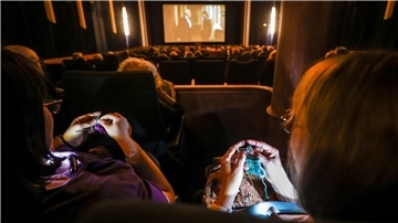 Beim „Strick-Kino“ wie hier in Mannheim stricken die Kinobesucher(innen) und genießen nebenher einen Film.