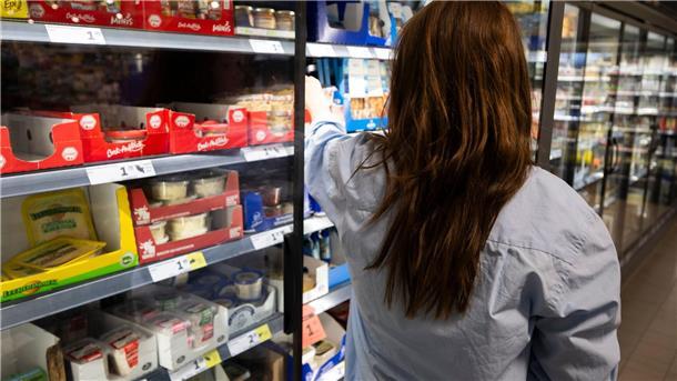 Beim täglichen Einkauf bekommen Verbraucherinnen und Verbraucher die Inflation zu spüren. (Symbolbild)