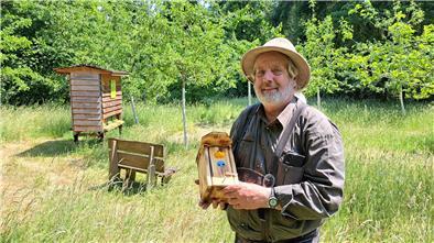 Beim Tag der Offenen Gartenpforte zeigt Hermann Kück aus Lunestedt den Besuchern seine Streuobstwiese, Vogelhäuser und Bienen.