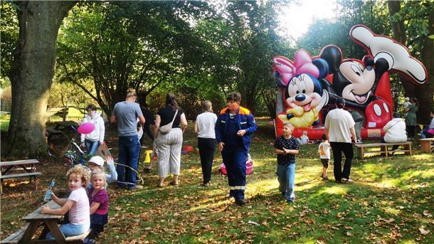 Kinder vergnügen sich im Park.