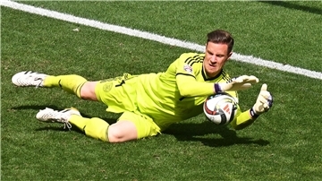 Beim Trainingsauftakt des FC Barcelona übte Marc-André ter Stegen am Rande der Gruppe.