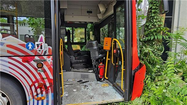 Linienbus prallt gegen Baum Beim Unfall eines Linienbusses im schwäbischen Nürtingen haben sich mehrere Dutzend Fahrgäste verletzt, einige von ihnen schwer.