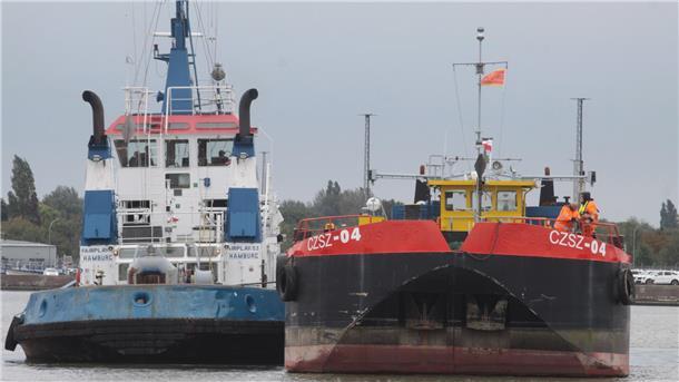 Die Bremerhavener Baggerflotte lichtet sich Beim Verholen waren noch Seeleute auf der Baggerschute, über See ist niemand an Bord.
