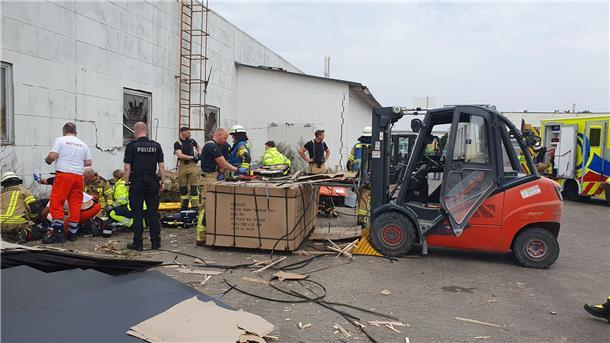 Beim Verladen von Holzplatten kam es am Donnerstag in Bremerhaven zu einem Unfall. Ein Mann wurde schwer verletzt. 