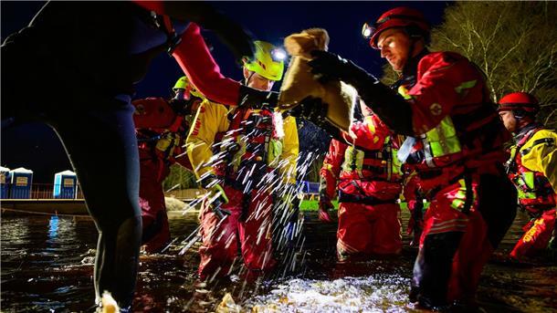 Mehr Hilfe für die Helfer Beim Weihnachtshochwasser um den Jahreswechsel 2023/2024 erhielten die ehrenamtlichen Wasserretter viel Applaus von der Politik, wie DLRG-Präsidentin Vogt sagt. Dabei bräuchten sie vor allem mehr Unterstützung. (Archivbild)