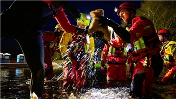 Beim Weihnachtshochwasser um den Jahreswechsel 2023/2024 erhielten die ehrenamtlichen Wasserretter viel Applaus von der Politik, wie DLRG-Präsidentin Vogt sagt. Dabei bräuchten sie vor allem mehr Unterstützung. (Archivbild)