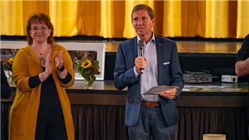 Welthospiztag in Brake mit Film, Begegnung und Mitmenschlichkeit Eine Frau und ein Mann stehen vor einer Bühne. Beim Welthospiztag in Brake stand die Verbindung von Ernst und Heiterkeit im Mittelpunkt – organisiert von der Diakonie Wesermarsch.. Zu Gast war der stellvertretende Landrat Dieter Kohlmann.