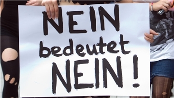Wendo in Nordenham: Hier lernen Mädchen und Frauen, sich zu behaupten Frauen tragen ein Schild mit der Aufschrift "Nein bedeutet Nein!"