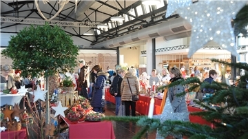 Das ist am Wochenende in Bremerhaven und im Landkreis Cuxhaven los Beim winterlichen Kunsthandwerkermarkt im Fischbahnhof präsentieren Aussteller handgefertigte Unikate von Schmuck bis Malerei. Besucher können stöbern, einkaufen und maritimes Flair genießen.