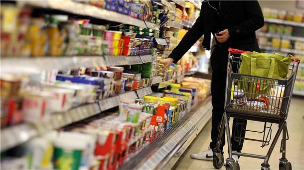 Inflation auf höchstem Stand seit Euro-Einführung Beim Wocheneinkauf müssen Verbraucherinnen und Verbraucher immer tiefer in die Tasche greifen.