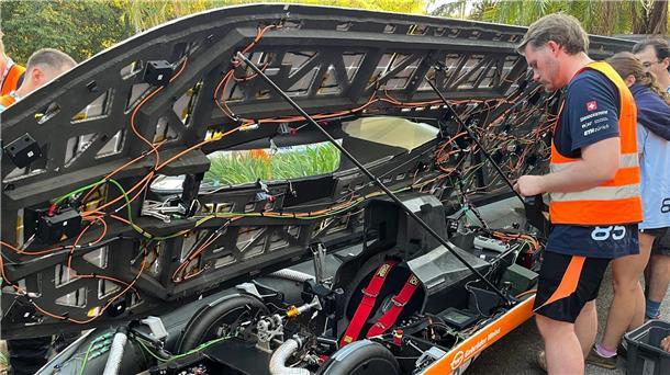 Beim World Solar Challenge geht es mit selbst entworfenen Elektrofahrzeuge 3000 Kilometer weit durch Australien.