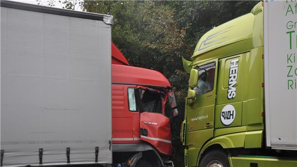 Beim Zusammenprall beider Lastwagen entstand ein hoher Sachschaden.