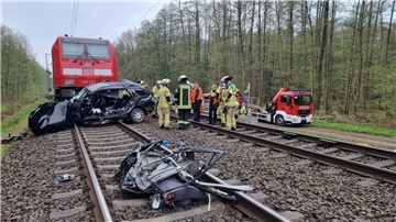 Beim Zusammenstoß eines Zuges mit einem Auto an einem Bahnübergang nahe Hannover kamen drei Menschen ums Leben.