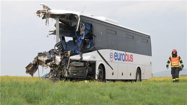 Toter und Verletzte bei Busunfall in der Slowakei Beim Zusammenstoß wurde der Busfahrer im Wrack eingeklemmt und musste von der Feuerwehr befreit werden.