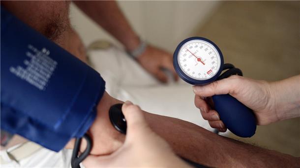 Bei einem Patienten wird Blutdruck gemessen.