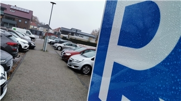Beispiel Jahnplatz: Hier hat die Stadt bepflanzte Betonkübel entfernen lassen, um mehr Platz zu schaffen. Die entstandenen Lücken wurden mit Hansegrand aufgefüllt.