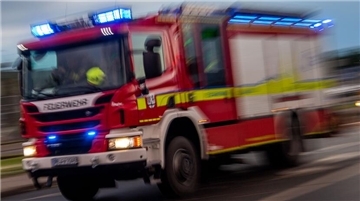 Beispielfoto: Mit rund 30 Einsatzkräften und sechs Fahrzeugen ist die Feuerwehr am Freitagnachmittag zu einem Brand in Nordenham-Atens ausgerückt.