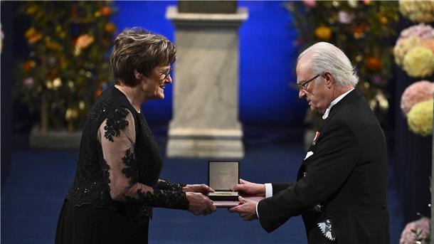 Beitrag zum größten Nutzen der Menschheit:  Katalin Karikó erhält  den Nobelpreis für Medizin aus den Händen von König Carl XVI. Gustaf.