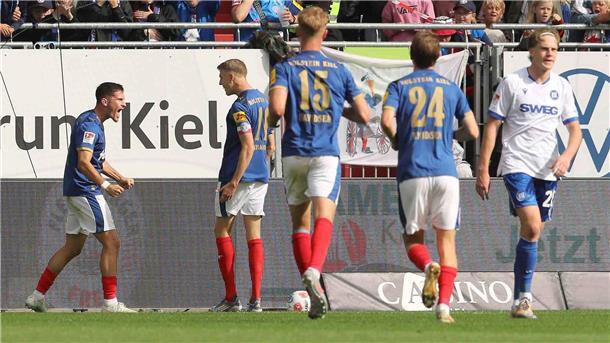 Holstein Kiel stoppt Karlsruher SC mit 3:0 Bejubelte seine starke Aktion zum Führungstreffer: Kiels Adrian Kapralik