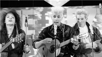 Bela B., Farin Urlaub und Sahnie (von links) bei einem Auftritt der Ärzte im November 1985 in „Extratour“. Mit ihrem Mix aus Punkrock und Pop gepaart mit oft hintergründigen, nicht selten aber auch klamaukigen Texten ist die Band bis heute angesagt.