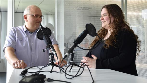 Podcast: Wie Luise Langen über Amazons Chef-Marionetten recherchierte Beleuchten das Thema Amazon: Matthias Berlinke und Luise Langen im Podcast "Story-Telling".