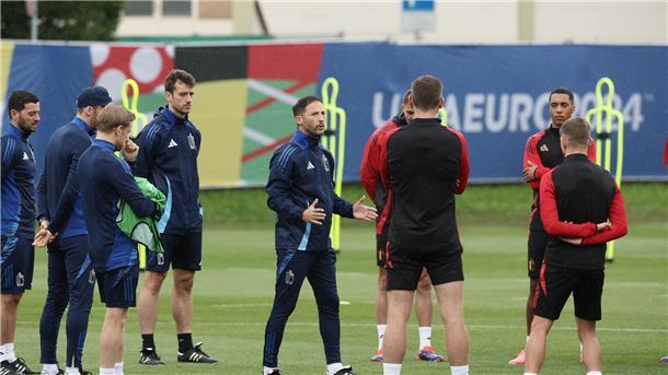 Belgiens Trainer Domenico Tedesco (M) hofft auf einen Erfolg im EM-Achtelfinale.